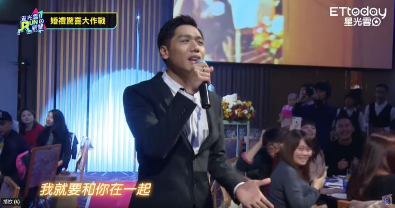 KID拋震撼彈！甜蜜「擁吻熊熊」大放閃　見習婚禮「十指緊扣秀出對戒」：我們要結婚了❤