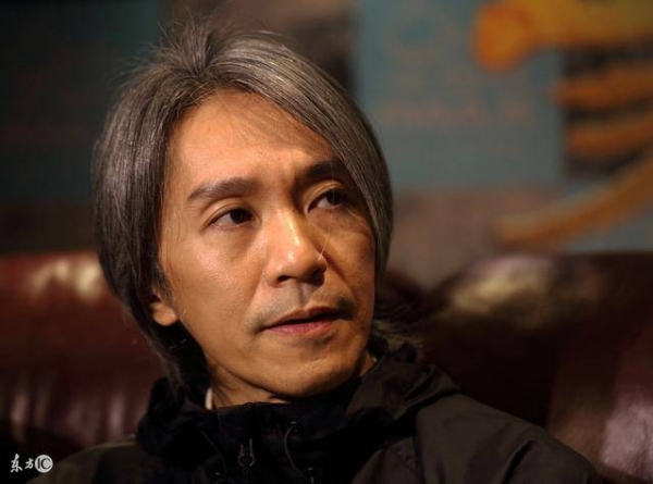 周星馳罕見珍貴照片，但是從「第四張開始」，他已經不再笑了 ！