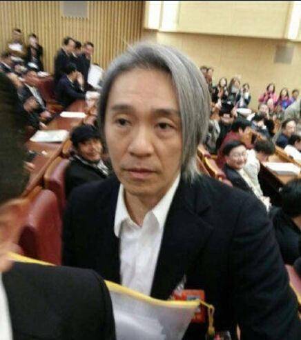 周星馳罕見珍貴照片，但是從「第四張開始」，他已經不再笑了 ！