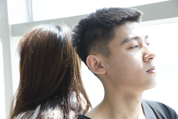 妻子總是加班！丈夫「懷疑有問題」，偶然看見妻子「換下的高跟鞋」卻讓他當場愣了！