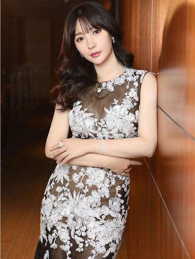 柳岩台上被提出無理要求，柳岩無奈的接受，讓人看了真心酸！