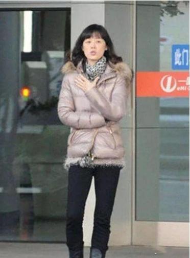 對比陳昱霖的奢華美圖，吳秀波妻子的素顏照，讓網友看了心酸！