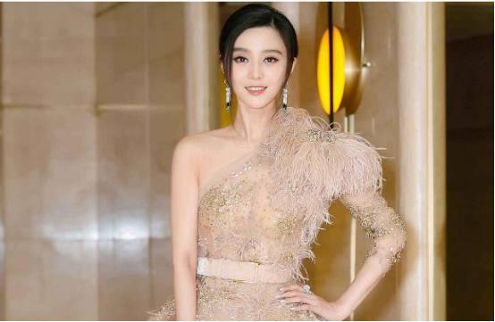 房祖名對范冰冰的稱呼，直接暴露她和成龍的關系，網友：關系好亂 