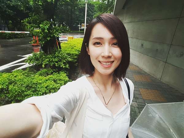 離婚5個月，鄭人碩鬆口認追小薰1個月，女方不避諱回應「感受到他的溫暖！」