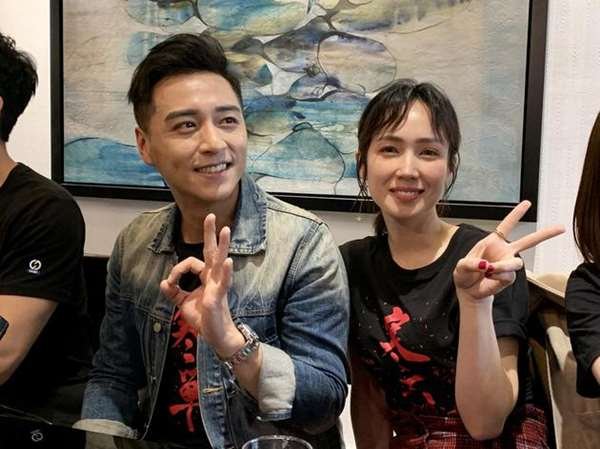 離婚5個月，鄭人碩鬆口認追小薰1個月，女方不避諱回應「感受到他的溫暖！」