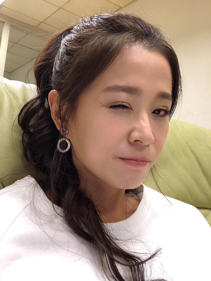 李燕曝多年隱疾「一整年都在吃藥」！18歲養家「弟弟父親節淚謝她拉拔」哽咽：我得討生活！