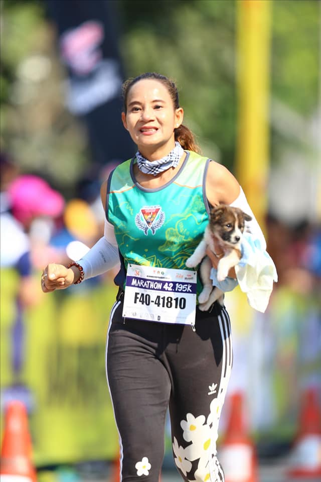 跑馬拉松看見浪浪順手撿起　抱著跑30公里後帶回家收編