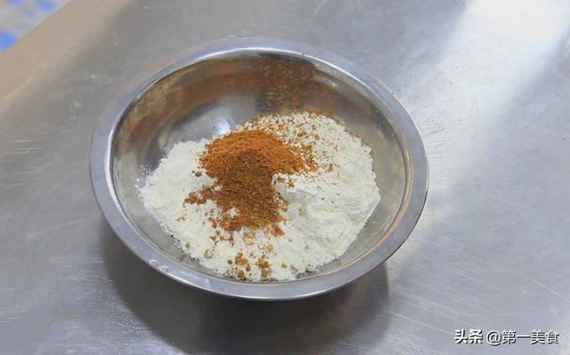 面點師做的香酥蔥花餅，不用發麵，幾分鐘做一饃簍，層層分離