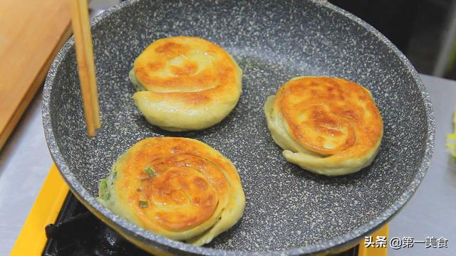 面點師做的香酥蔥花餅，不用發麵，幾分鐘做一饃簍，層層分離