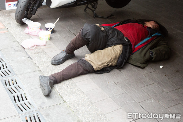 卑微心願！他趁過年前「捐出一袋舊衣服」放龍山寺　一名街友見狀「直接把整袋扛走」下秒暖哭眾人 