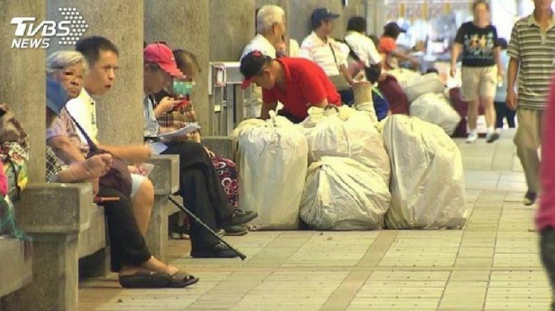 卑微心願！他趁過年前「捐出一袋舊衣服」放龍山寺　一名街友見狀「直接把整袋扛走」下秒暖哭眾人 