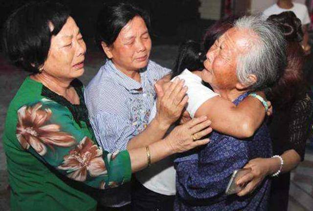姐弟溺水，奶奶卻只救弟弟，8年後母親進城打工，街頭一女子流淚大喊：媽媽