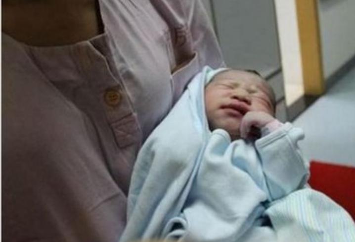 爸爸姓「尿」，不願意女兒隨他姓 ，老婆取一名，全家稱讚！