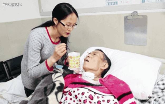 父親安葬後，女兒鎖門離去，一年後回家祭拜，站在家門口愣住了