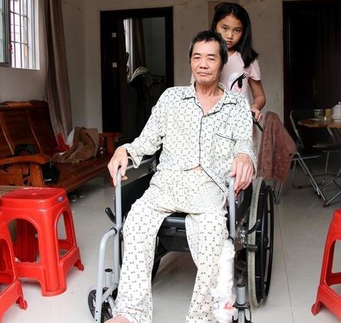 懂得感恩最可貴！11歲女孩婉拒親生父母，不畏苦照顧癱瘓養父報養育恩！ 