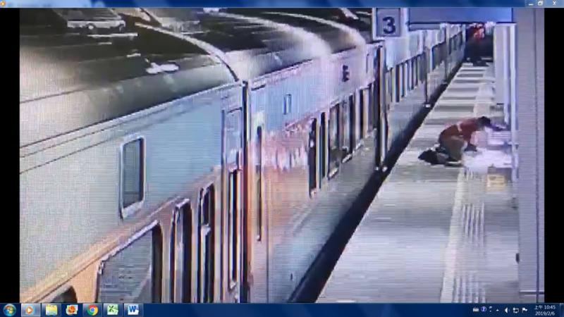 女乘客遺失金手鍊，台鐵清潔工「翻垃圾堆幫尋回」，熱心和專業精神讓人敬佩！
