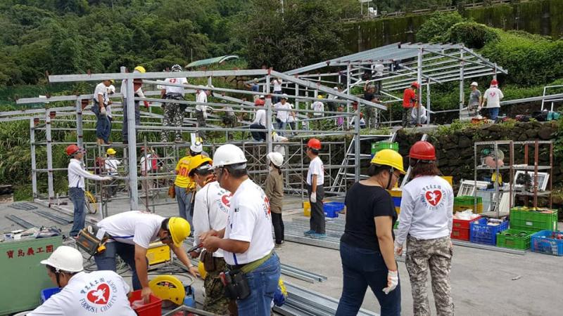 免費破屋重建！白髮阿嬤抱著義工感動涕零，理事長：「希望以愛啟發愛，散播關懷的種子！」 