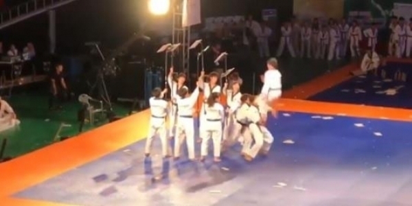 高難度「跆拳道」動作讓人目瞪口呆！高手們各種「旋轉飛踢」還大秀合體技！讓網友看呆：力與美的極致！
