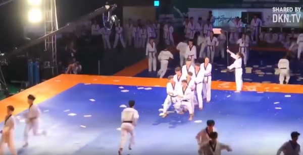 高難度「跆拳道」動作讓人目瞪口呆！高手們各種「旋轉飛踢」還大秀合體技！讓網友看呆：力與美的極致！