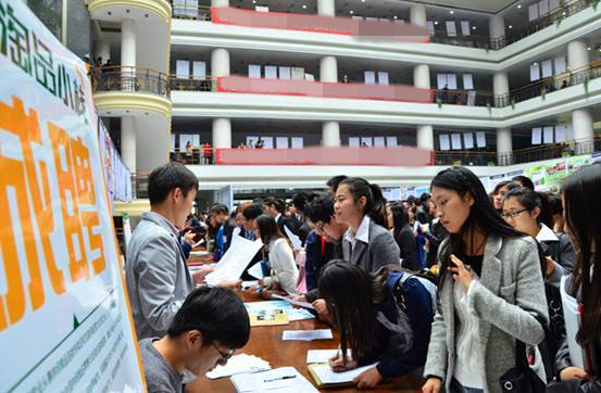 乞丐出事一名女孩好心將他送醫，隔天卻被告知「遭開除」，老闆：沒人敢用你！