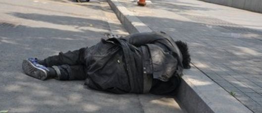 乞丐出事一名女孩好心將他送醫，隔天卻被告知「遭開除」，老闆：沒人敢用你！