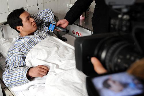 乞丐出事一名女孩好心將他送醫，隔天卻被告知「遭開除」，老闆：沒人敢用你！