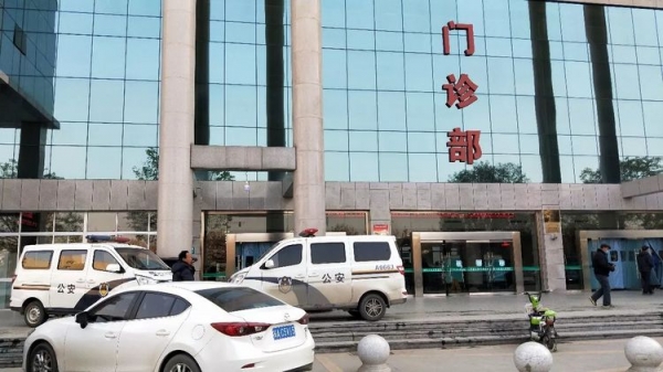 乞丐出事一名女孩好心將他送醫，隔天卻被告知「遭開除」，老闆：沒人敢用你！