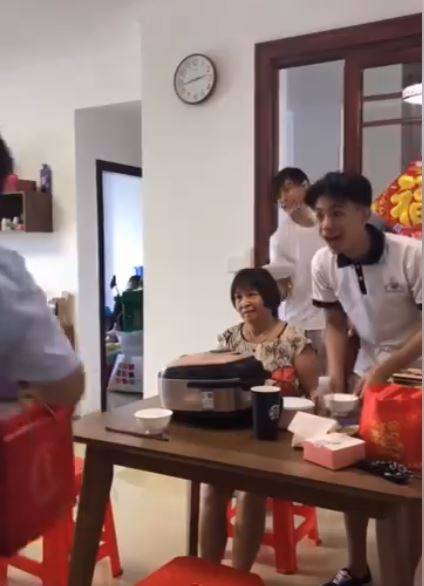 眾人齊聚「幫長輩慶生」畫面超溫馨　下秒他抽走蛋糕盒坐下…笑翻萬人 !