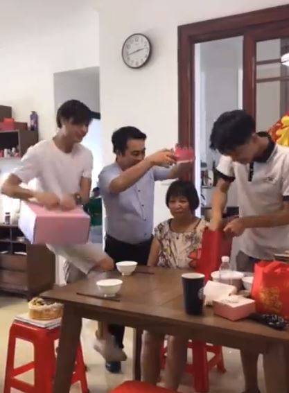 眾人齊聚「幫長輩慶生」畫面超溫馨　下秒他抽走蛋糕盒坐下…笑翻萬人 !