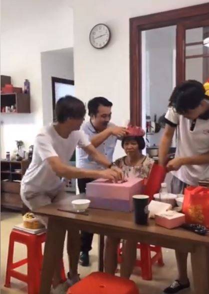 眾人齊聚「幫長輩慶生」畫面超溫馨　下秒他抽走蛋糕盒坐下…笑翻萬人 !