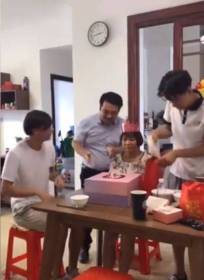 眾人齊聚「幫長輩慶生」畫面超溫馨　下秒他抽走蛋糕盒坐下…笑翻萬人 !