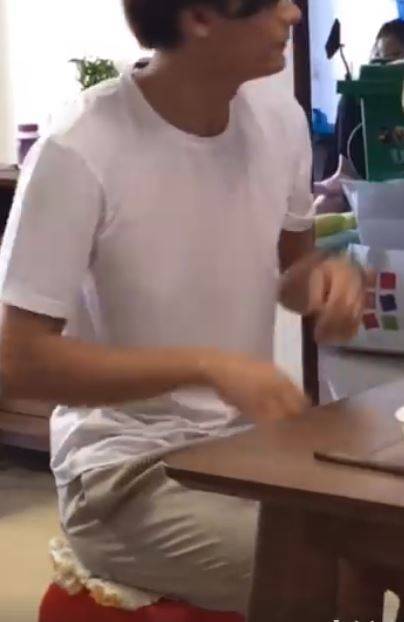 眾人齊聚「幫長輩慶生」畫面超溫馨　下秒他抽走蛋糕盒坐下…笑翻萬人 !