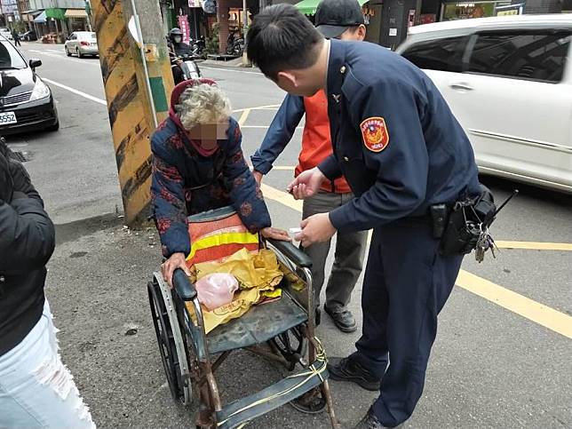 為看孫推輪椅走5公里 嬤見警喊：不要抓我！