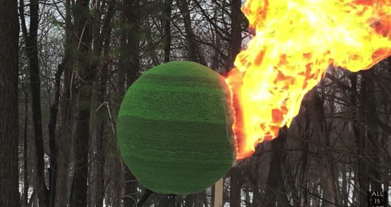 他花整整一年「把42000根火柴黏成一顆球」！當他「一點火超夢幻畫面」秒飆破130萬點閱！ 