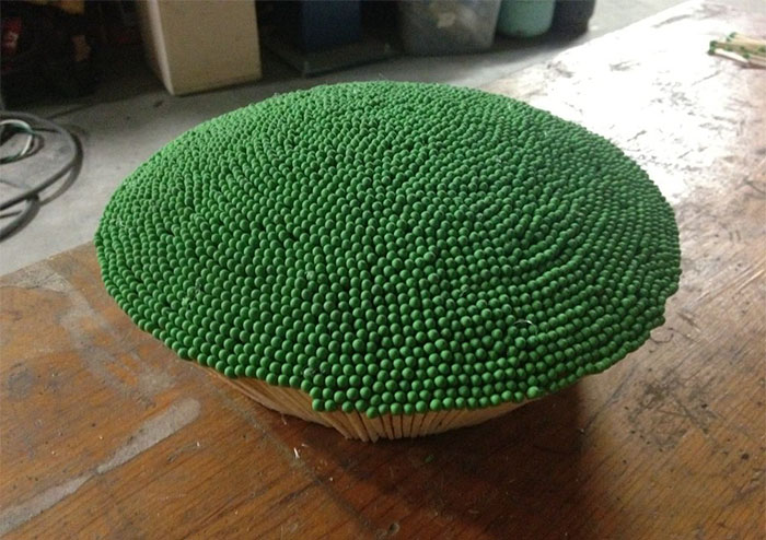 他花整整一年「把42000根火柴黏成一顆球」！當他「一點火超夢幻畫面」秒飆破130萬點閱！ 