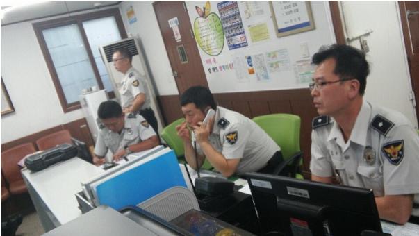 迷路阿嬤只會重複「我女兒生了…」　員警接著拆開「很重的包袱」竟當場泛淚 