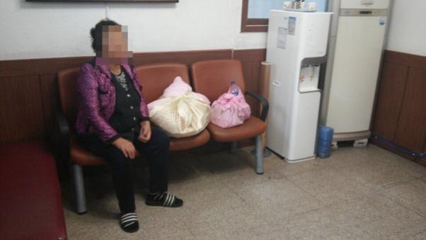 迷路阿嬤只會重複「我女兒生了…」　員警接著拆開「很重的包袱」竟當場泛淚 