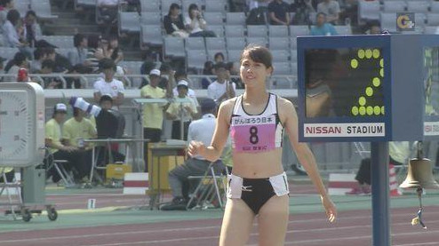日女大生拉衣遮掩好害羞　運動會「衣褲太緊」成另類焦點