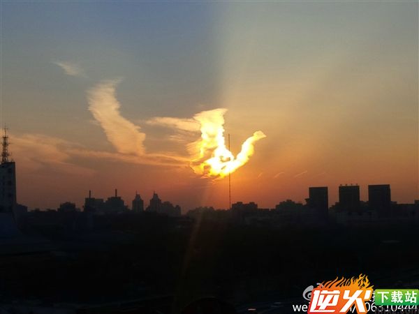 天上驚現「火鳳凰」！奇觀啊！99秒內轉出去者，全家發大財，幸福安康！就今天，萬年不遇！ 