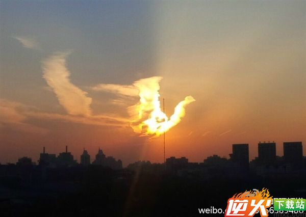 天上驚現「火鳳凰」！奇觀啊！99秒內轉出去者，全家發大財，幸福安康！就今天，萬年不遇！ 