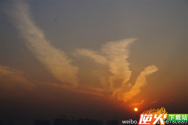 天上驚現「火鳳凰」！奇觀啊！99秒內轉出去者，全家發大財，幸福安康！就今天，萬年不遇！ 