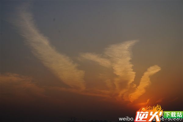 天上驚現「火鳳凰」！奇觀啊！99秒內轉出去者，全家發大財，幸福安康！就今天，萬年不遇！ 