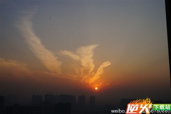 天上驚現「火鳳凰」！奇觀啊！99秒內轉出去者，全家發大財，幸福安康！就今天，萬年不遇！ 