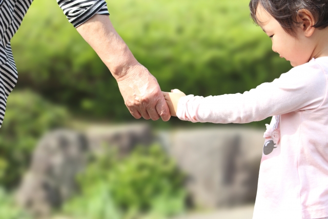 「阿嬤，我想上學！」4歲女童日走10公里路撿回收，「一直走路好累」盼上學！