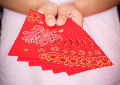 滿滿3疊藍色小朋友！暖夫大手筆「包2萬愛妻紅包」　看到「第4疊寵妻備註」全網笑瘋：真男人❤