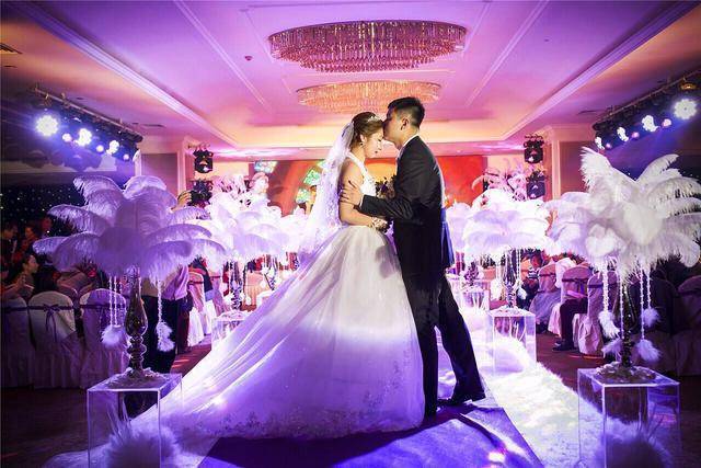 小叔子結婚，我送了一輛30萬的車，但是他打開車門後卻撒腿就跑！