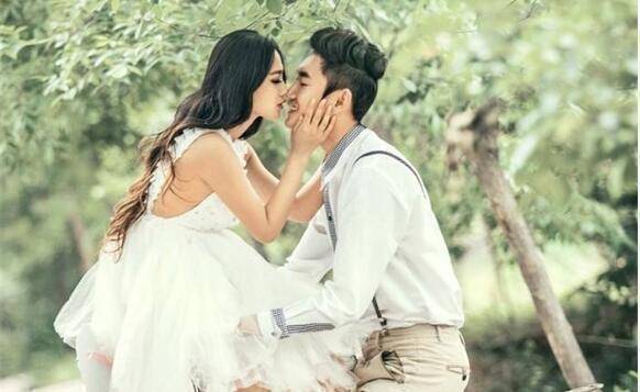 小叔子結婚，我送了一輛30萬的車，但是他打開車門後卻撒腿就跑！