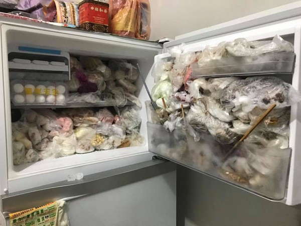 過年打開「阿嬤家的冰箱」比國道還塞　一打開「冰箱門上阿嬤小巧思」全網笑噴淚推：這招很猛！