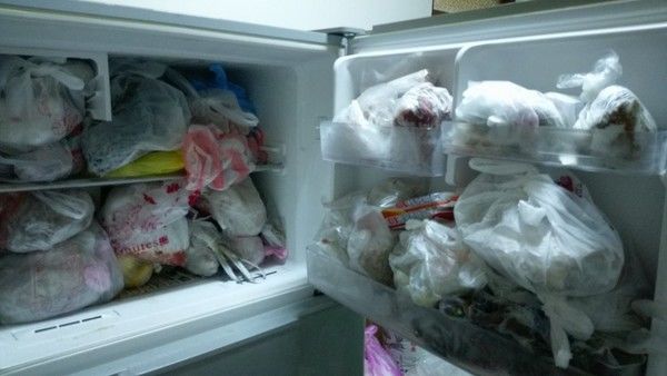 過年打開「阿嬤家的冰箱」比國道還塞　一打開「冰箱門上阿嬤小巧思」全網笑噴淚推：這招很猛！