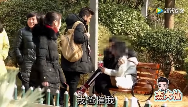 陌生人借女友拍親密照，沒想到男友看到白花花的鈔票!居然下一秒就這樣做......網友大罵:渣男!